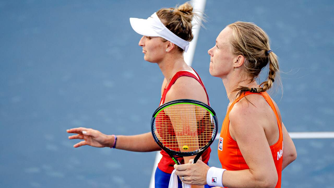 Kiki Bertens loopt met Markéta Vondrousová van de baan.