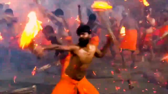Hindoes in India bekogelen elkaar met brandende fakkels tijdens ritueel