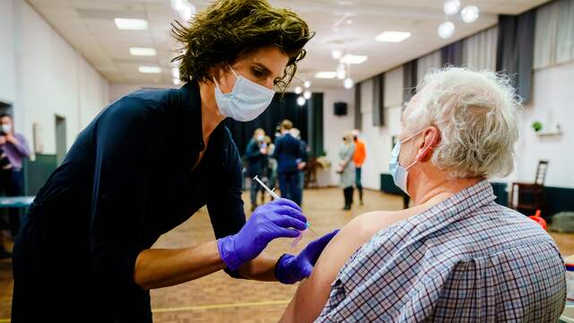 Ziekenhuisbestuurders pleiten voor het snel vaccineren van zestigplussers.