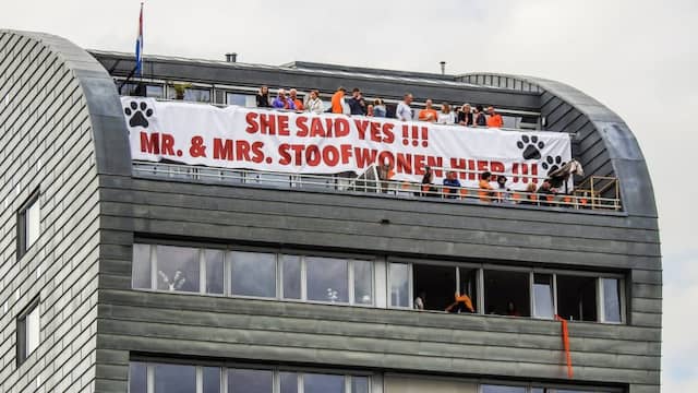 Man vraagt vriendin ten huwelijk tijdens 538 Koningsdag ...