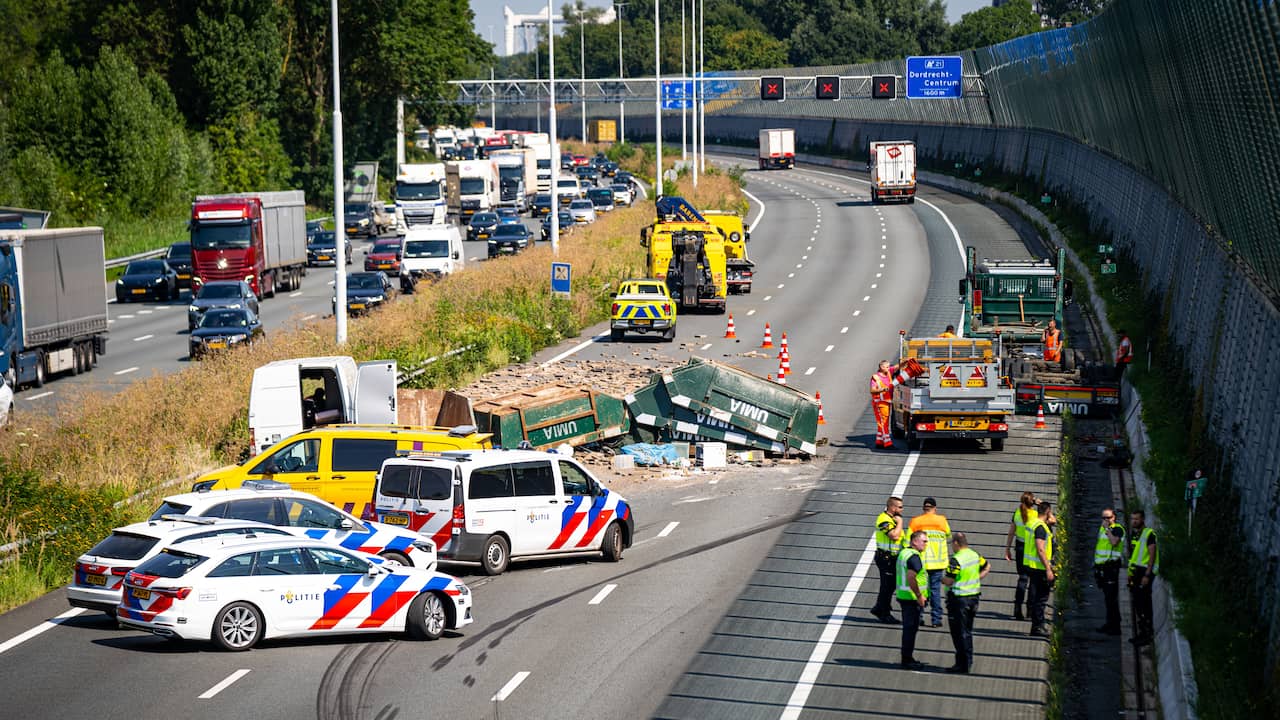 A16 Weer Open Na Kantelen Vrachtwagen Met Stenen | Binnenland | NU.nl