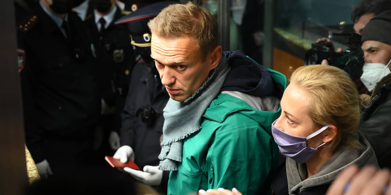 Navalny overgebracht naar politiebureau, EU en VS veroordelen arrestatie