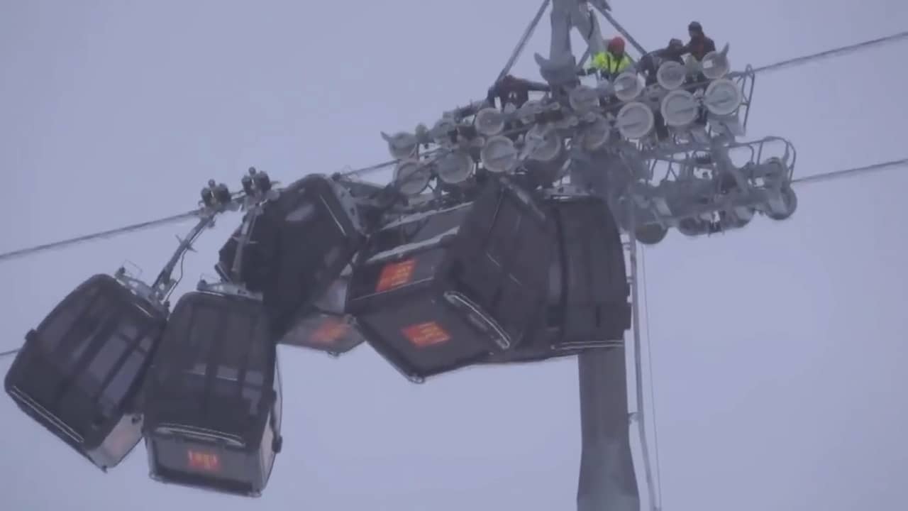 Beeld uit video: Vijf skigondels in Oostenrijk botsen tegen elkaar door harde wind
