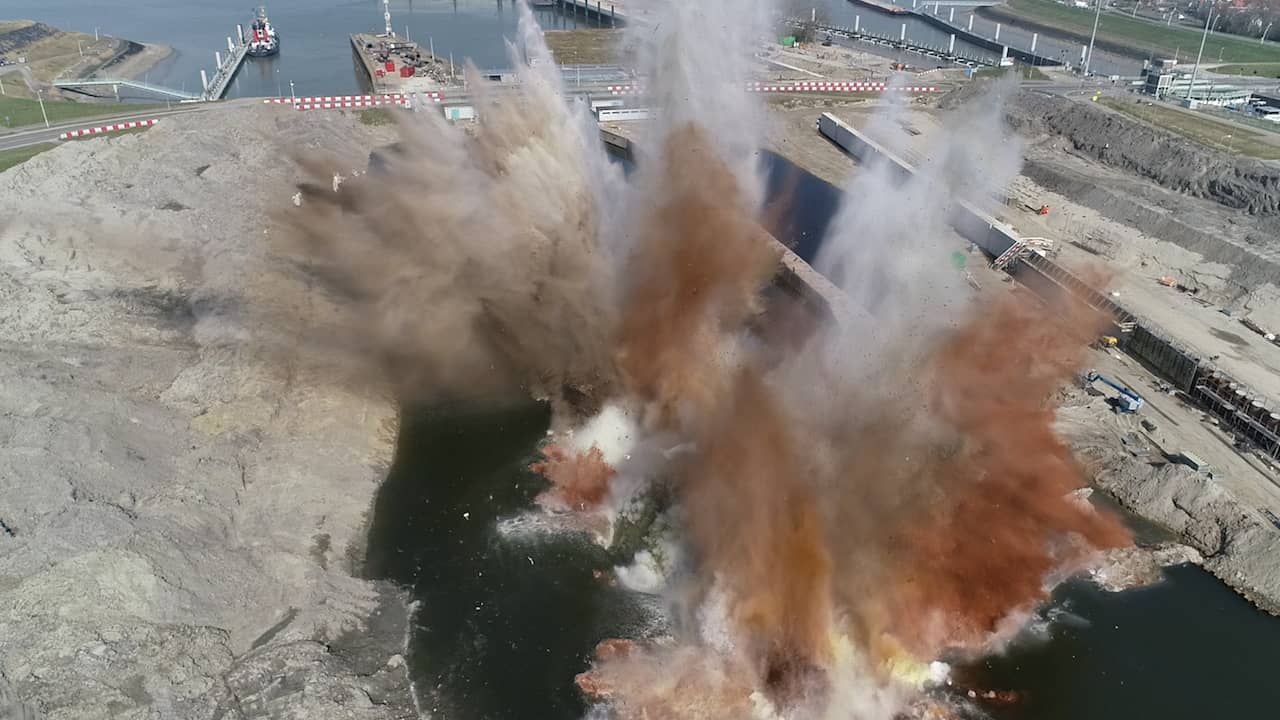 Beeld uit video: Drone filmt sloop van zeesluis in Terneuzen