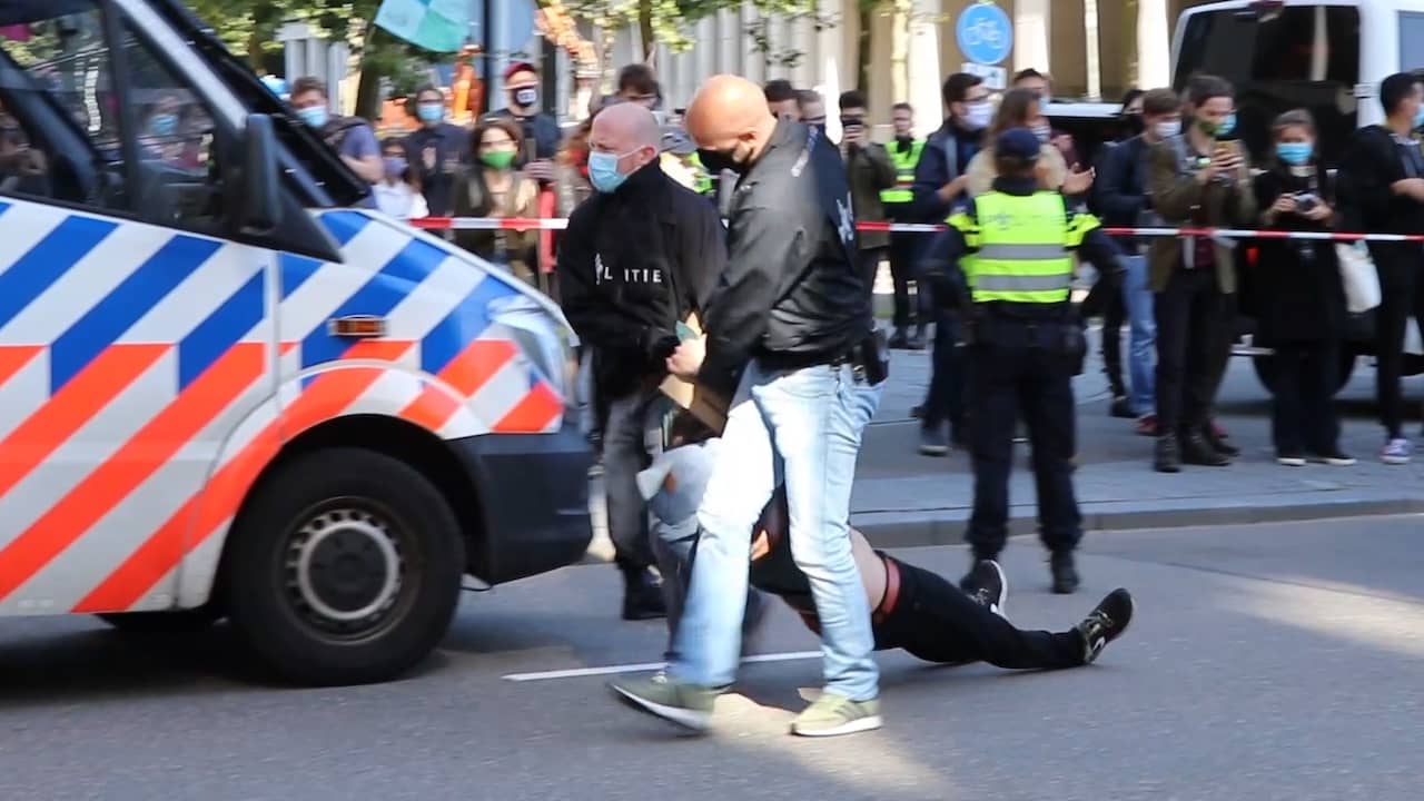 Beeld uit video: Politie grijpt in bij blokkade van klimaatactivisten in Amsterdam