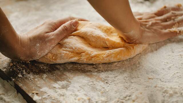 Brood kneden: doe het niet te lang.