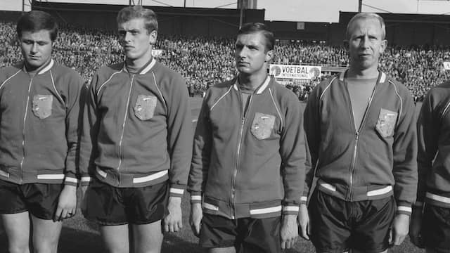 Rinus Israël (links) voorafgaand aan de interland Nederland-Zwitserland in 1965.