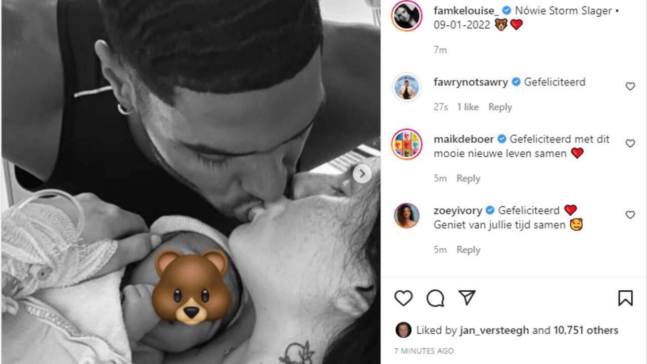 Op Instagram deelt de artieste de eerste foto van haar kindje, al is het gezicht van haar zoon afgeschermd met een emoji. Foto: Instagram/Famke Louise