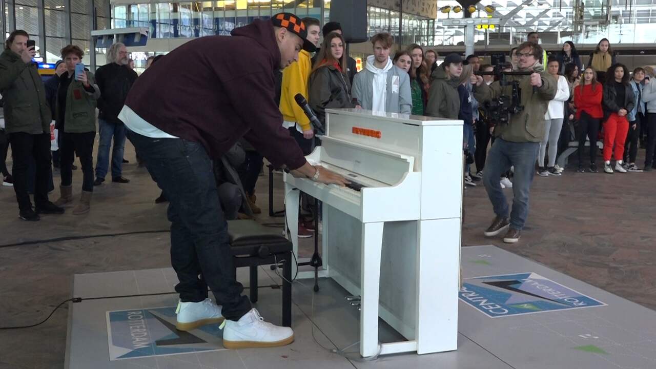 Beeld uit video: Afrojack geeft feestje op Rotterdam Centraal met flashmob