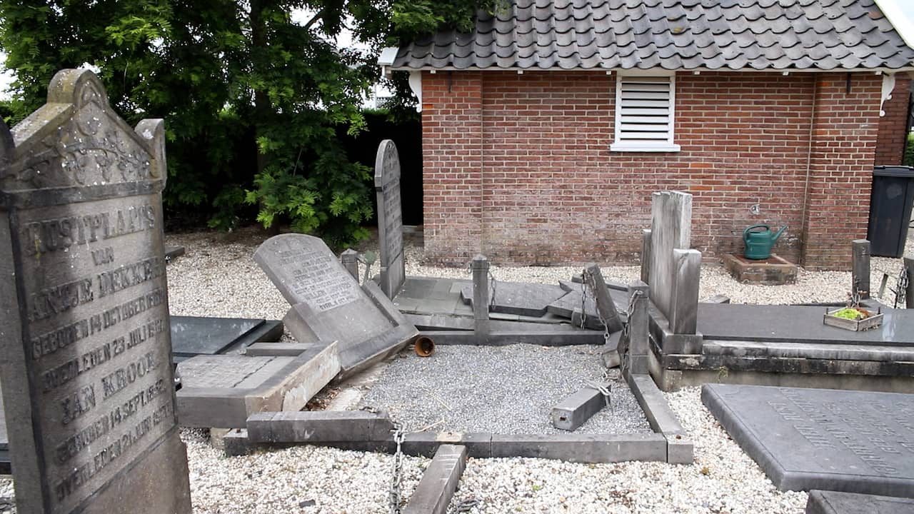 Beeld uit video: Tientallen grafstenen op begraafplaats in Lienden vernield