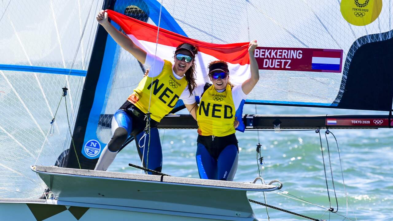 Annemiek Bekkering en Annette Duetz vieren hun bronzen medaille in Tokio.
