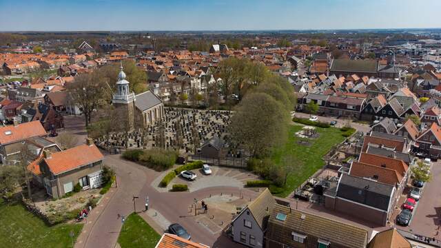 Het Kerkje aan de Zee op Urk. Rechts stond vroeger de Wilhelminaschool, waar Jan Bakker les kreeg.