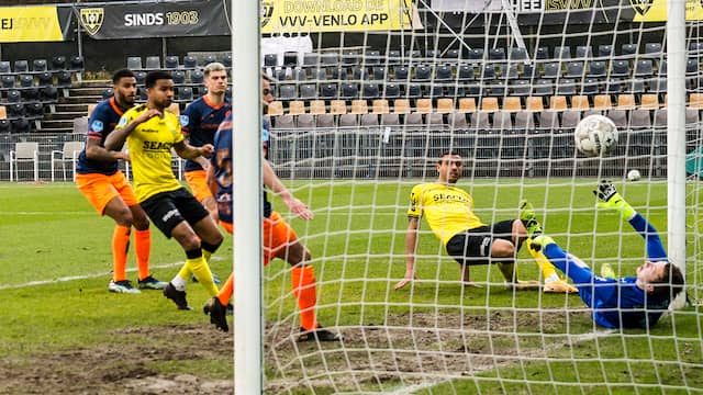 Giorgos Giakoumakis maakt namens VVV-Venlo de 1-1 tegen Fortuna Sittard.