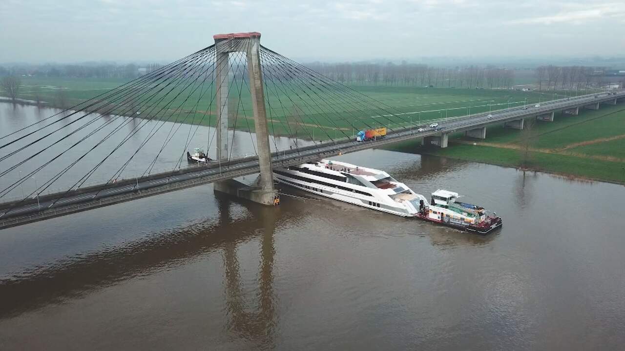 Beeld uit video: Superjacht ligt door hoog water wéér vast voor brug