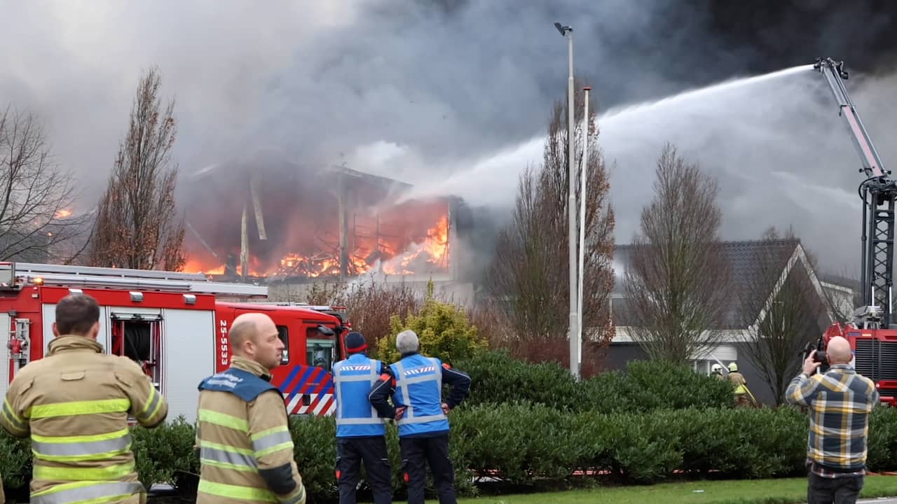 Beeld uit video: Grote vlammen slaan uit loods bij dorp in Flevoland