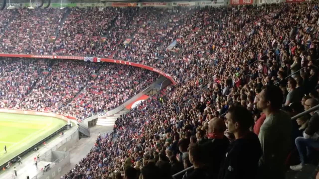 Beeld uit video: Eerbetoon voor Nouri voorafgaand aan Ajax-Nice