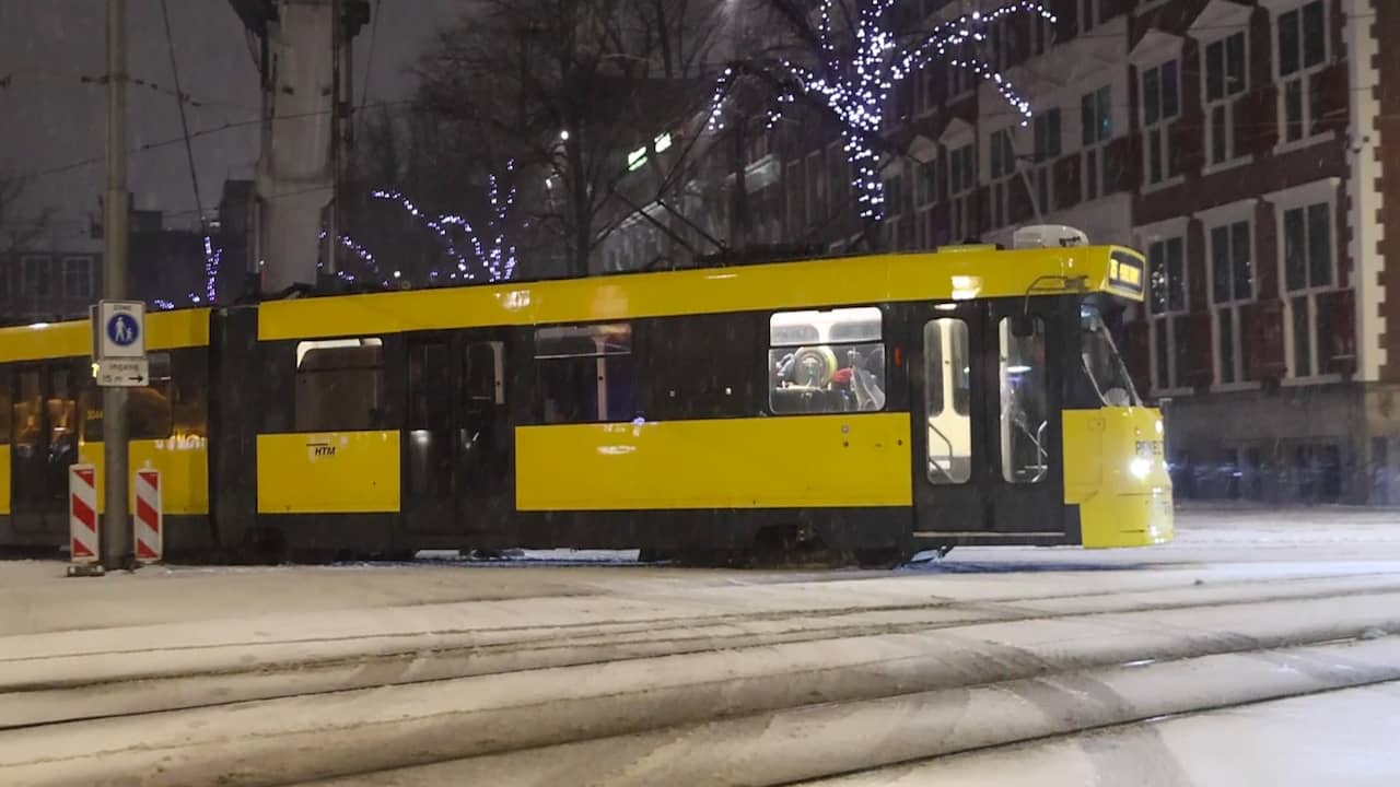 Beeld uit video: Sneeuwballen, pekeltrams en ongelukken: Nederland in de sneeuw