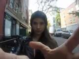 Vrouw praat terug tegen mannen die haar op straat lastigvallen