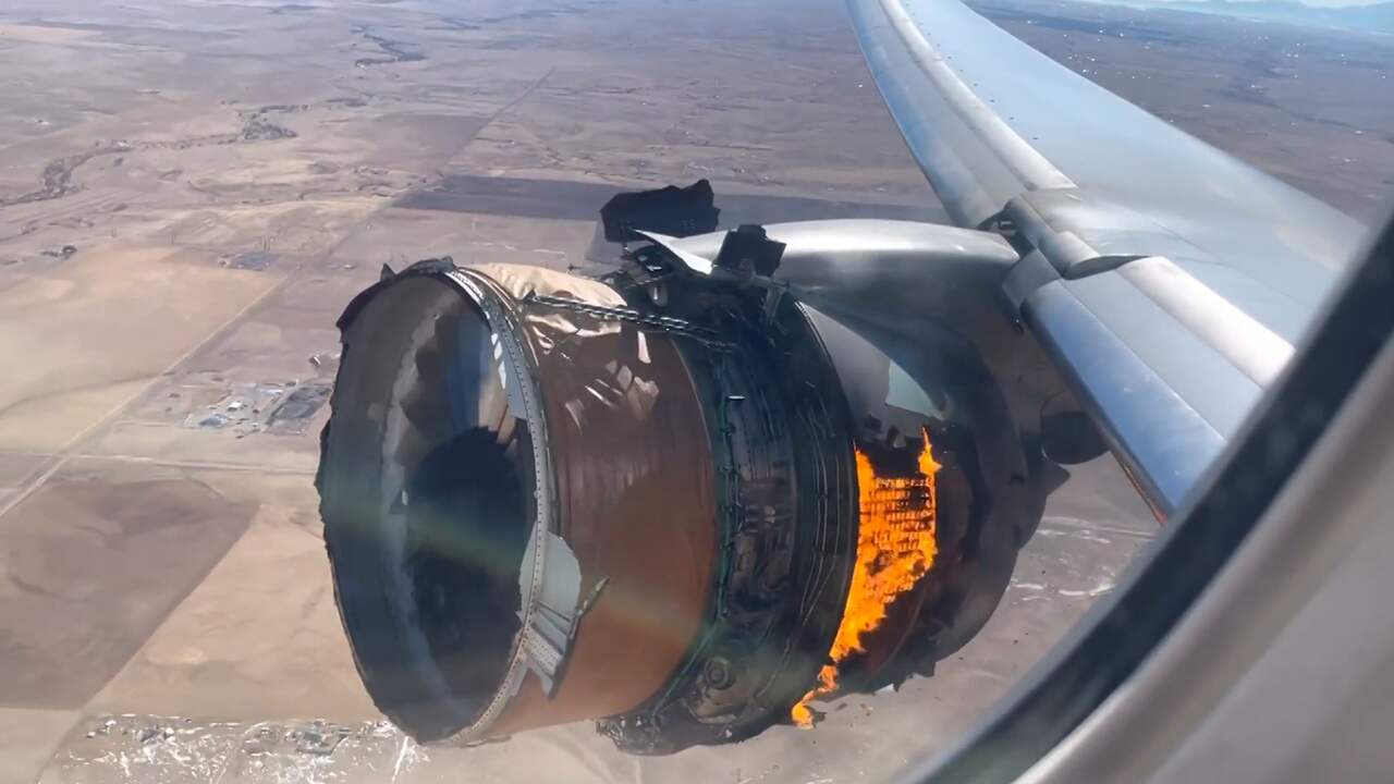 Beeld uit video: Passagier filmt brandende vliegtuigmotor tijdens vlucht naar Honolulu