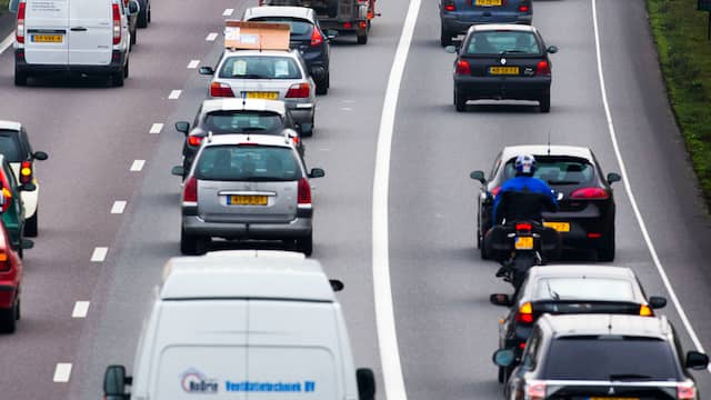 Vrachtwagenchauffeur overleden bij botsing op de A50 bij Uden.