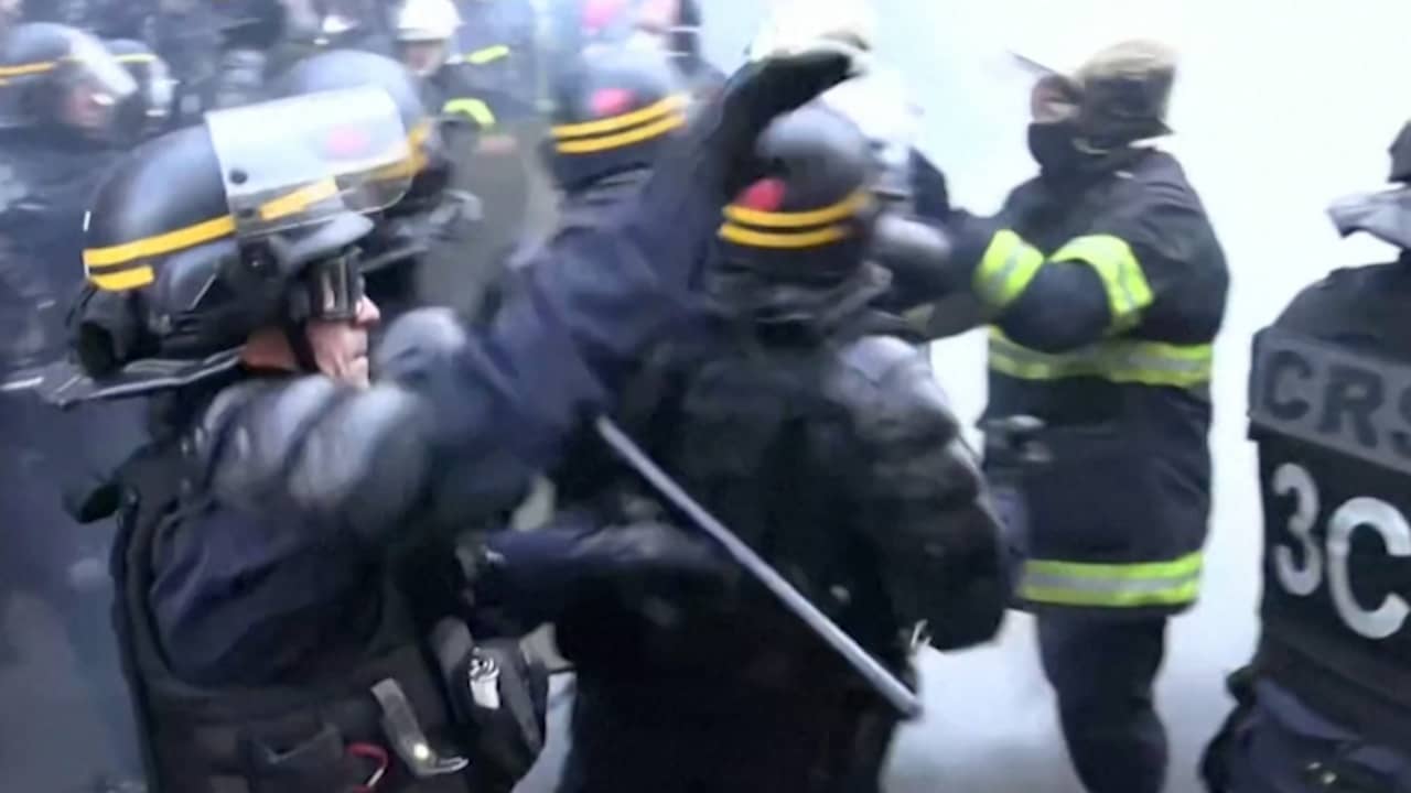 Protesterende brandweer op de vuist met politie in Parijs