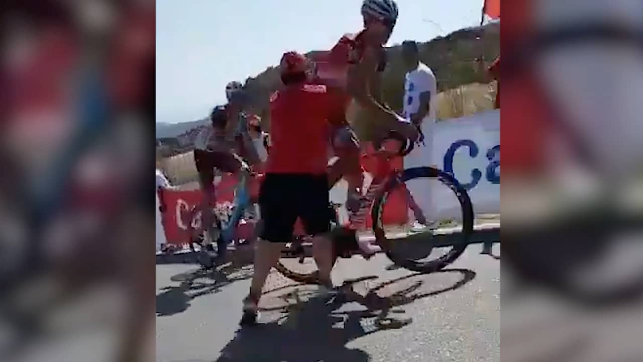 Beeld uit video: Toeschouwer duwt Belkov van fiets tijdens Vuelta