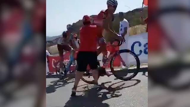 Toeschouwer duwt Belkov van fiets tijdens Vuelta