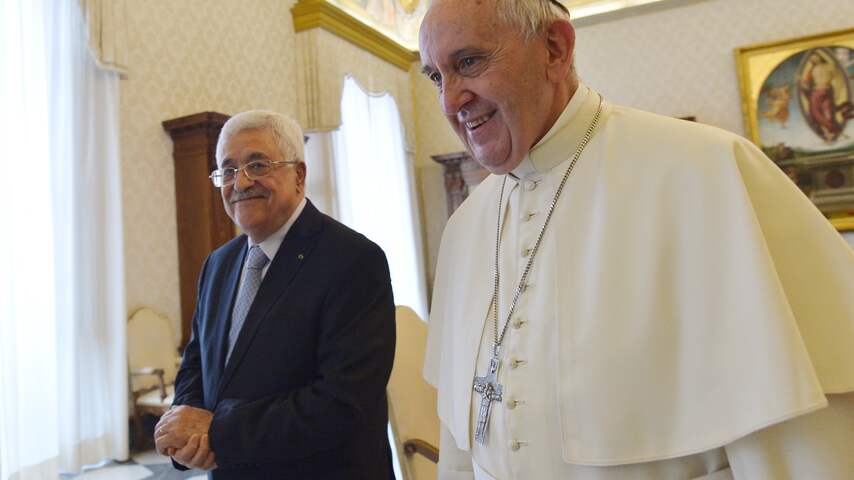 Paus Franciscus noemt president Abbas van Palestina een vredesengel