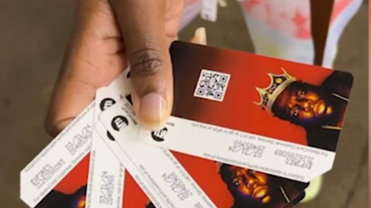 Beeld uit video: Notorious B.I.G.-fans vormen lange rij voor speciale ov-kaart