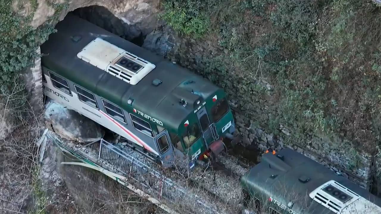 Beeld uit video: Ontspoorde trein blokkeert Italiaanse bergtunnel
