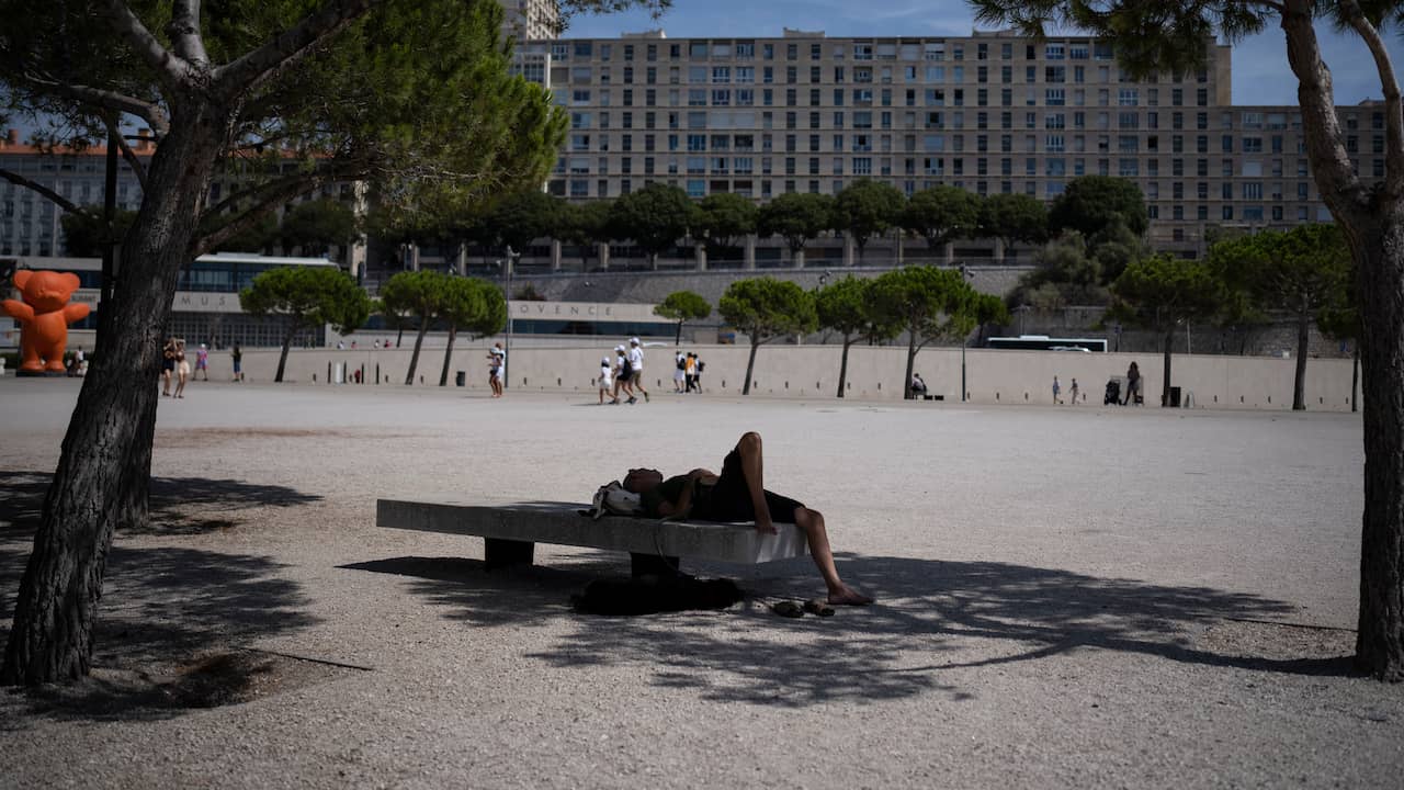 Une vague de chaleur persistante conduit au code rouge dans une partie de la France |  À la maison et à l’étranger