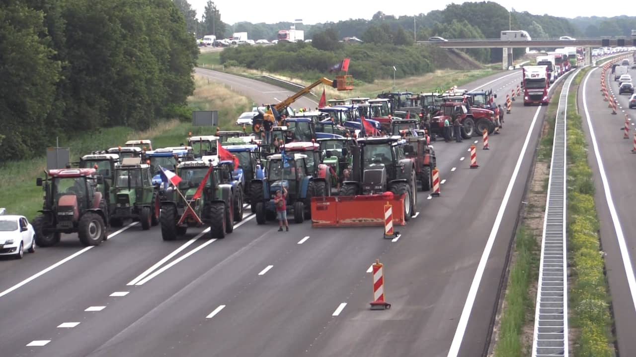 Beeld uit video: Tientallen boeren blokkeerden A1 met tractoren