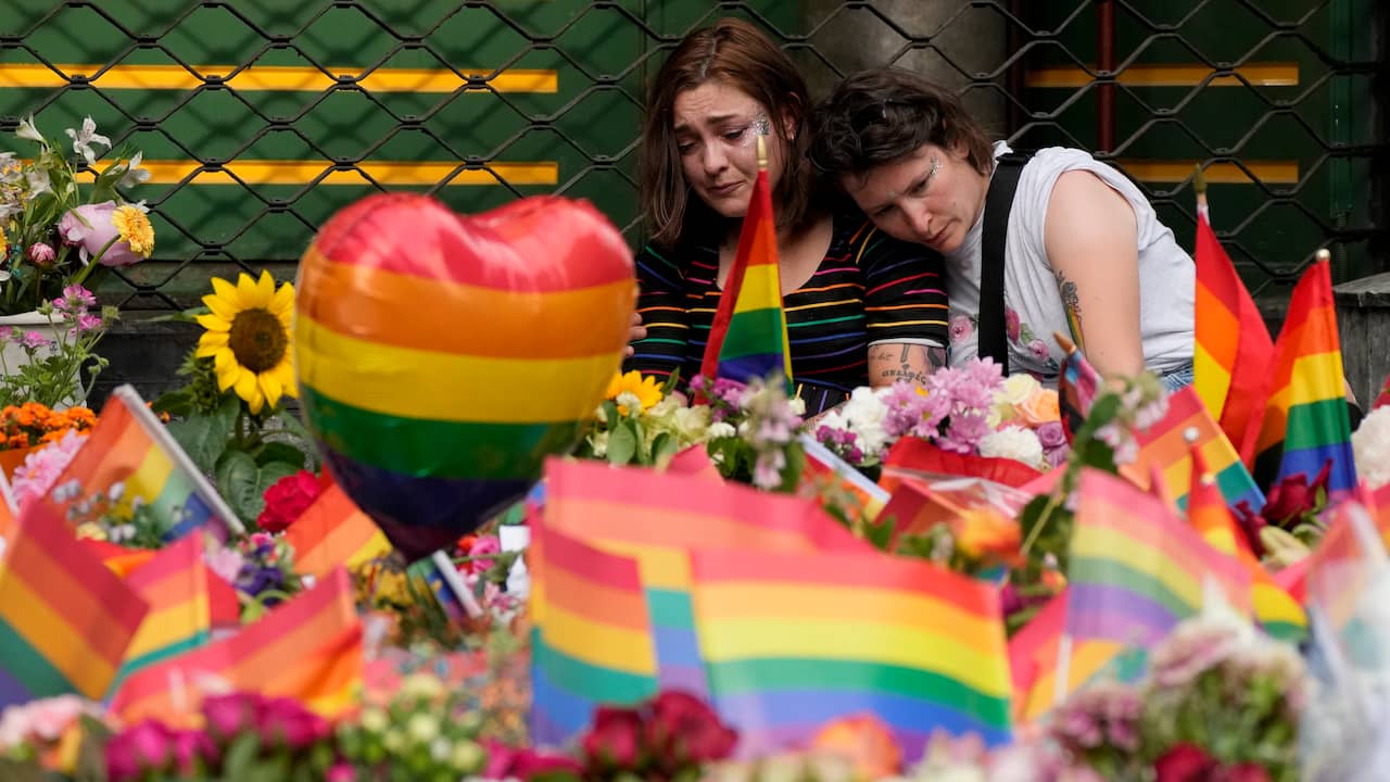 Oslo rende omaggio alle vittime dell’attacco terroristico al club gay |  Attualmente