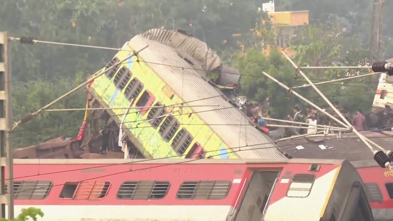 Beeld uit video: Reddingsteams zoeken nog altijd naar slachtoffers na treinramp India