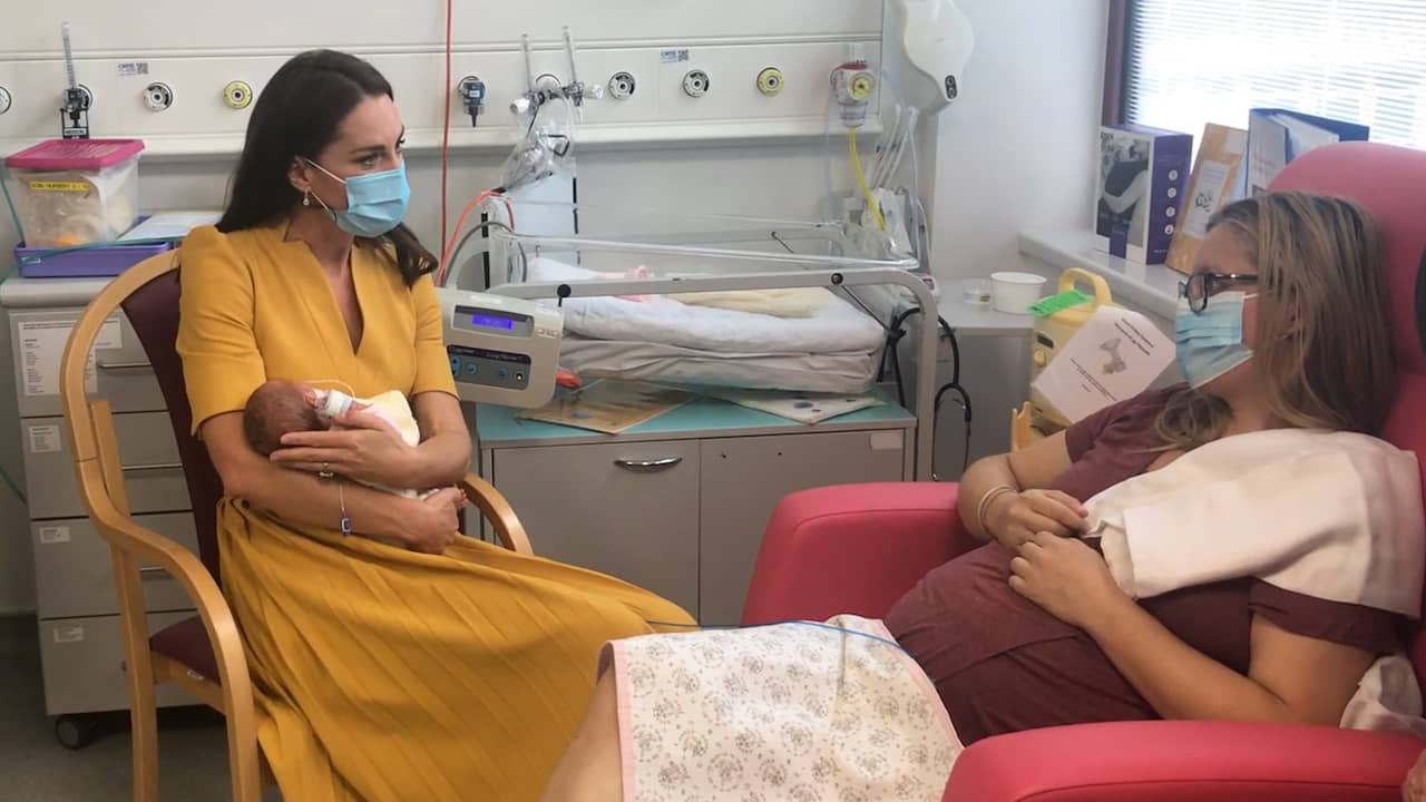 Beeld uit video: Kate Middleton houdt baby vast bij bezoek aan Engels ziekenhuis