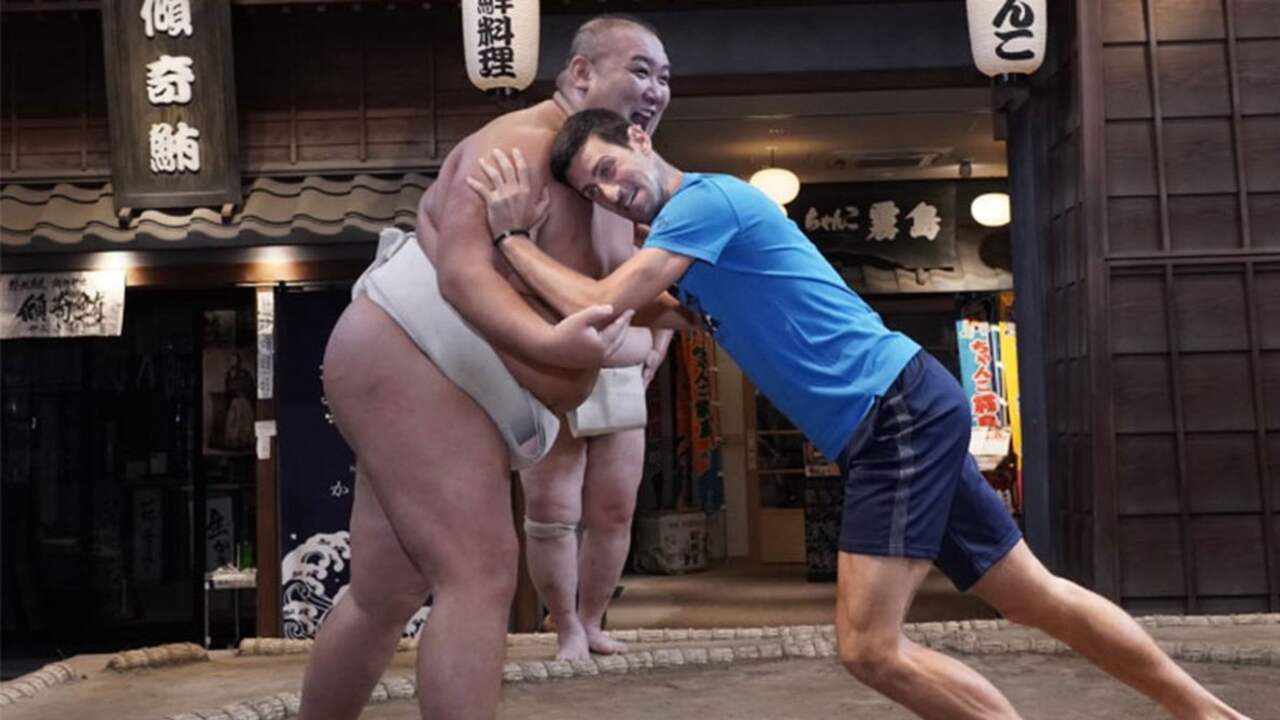 Djokovic poogt sumoworstelaar omver te duwen in Japan