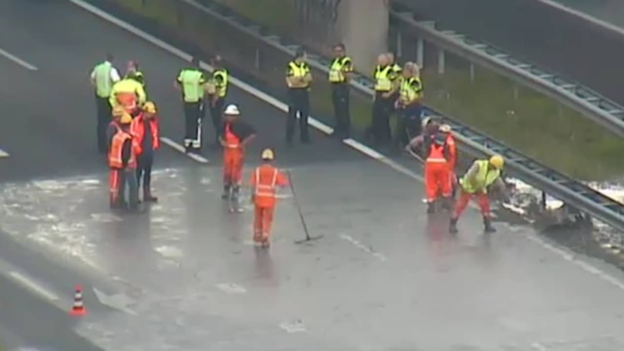 Beeld uit video: Rijkswaterstaat druk bezig met weghalen water van A2