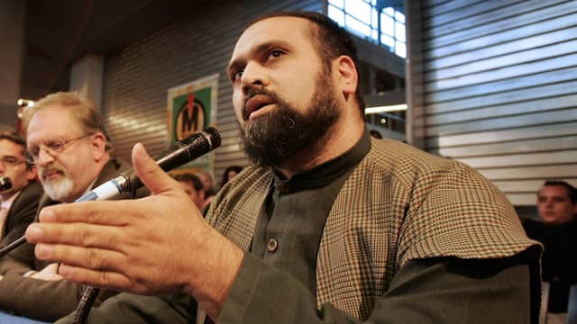 Omstreden ex-imam Haselhoef om het leven gekomen bij auto-ongeluk. Omstreden ex-imam Haselhoef om het leven gekomen bij auto-ongeluk.