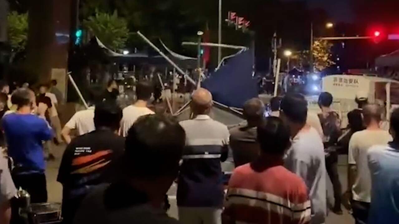 Beeld uit video: Chinezen breken testlocaties af bij coronaprotesten
