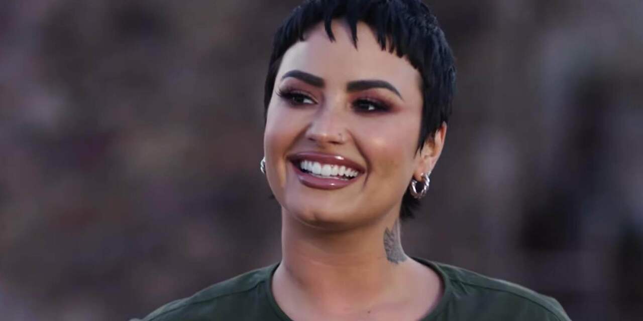 Demi Lovato tatoeëert grote spin op hoofd na thuiskomst uit afkickkliniek