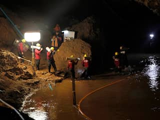 Reddingsduiker overleden op terugweg uit grot waar Thaise tieners zitten