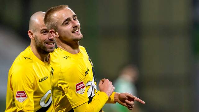 Lewis Fiorini viert zijn winnende treffer namens NAC Breda tegen FC Dordrecht.