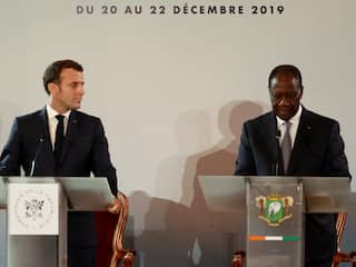 emmanuel Macron en Alassane Ouattara tijdens een persconferentie in ivoorkust