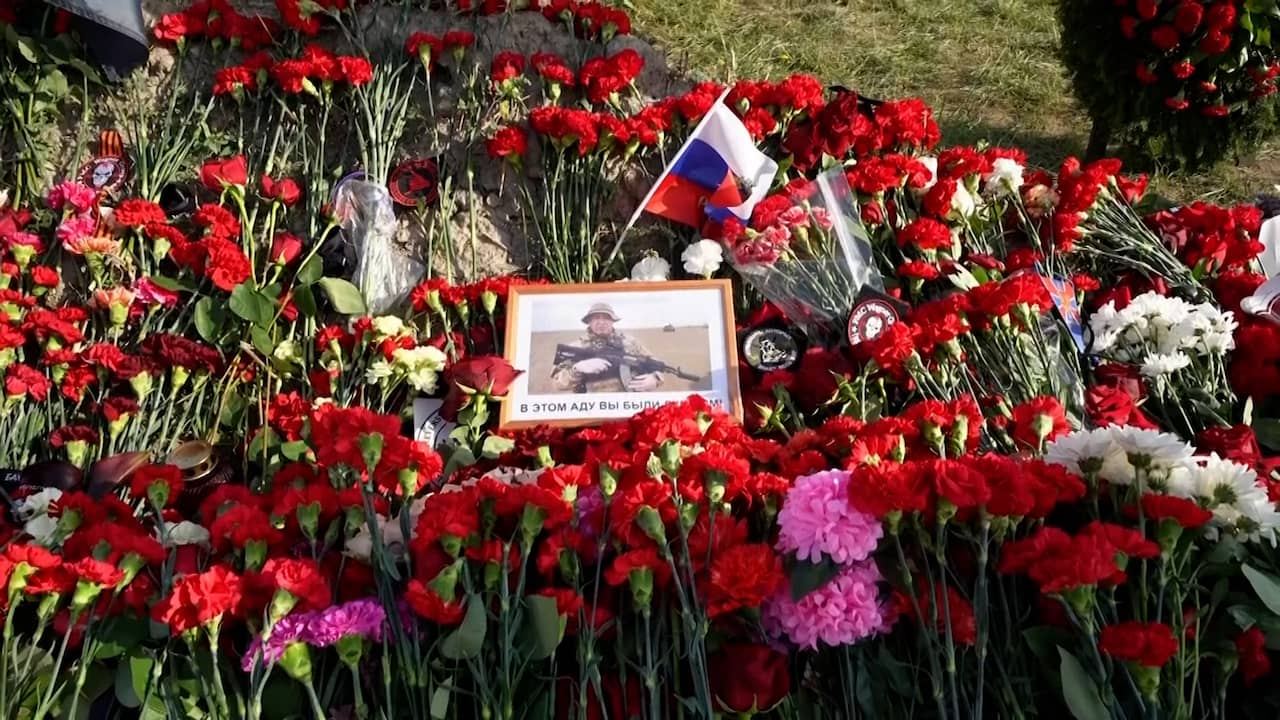 Image from video: Supporters of Prigozhin commemorate Wagner leader in Saint Petersburg