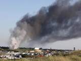 Donkere rookwolken door brandende banden in Zandvoort