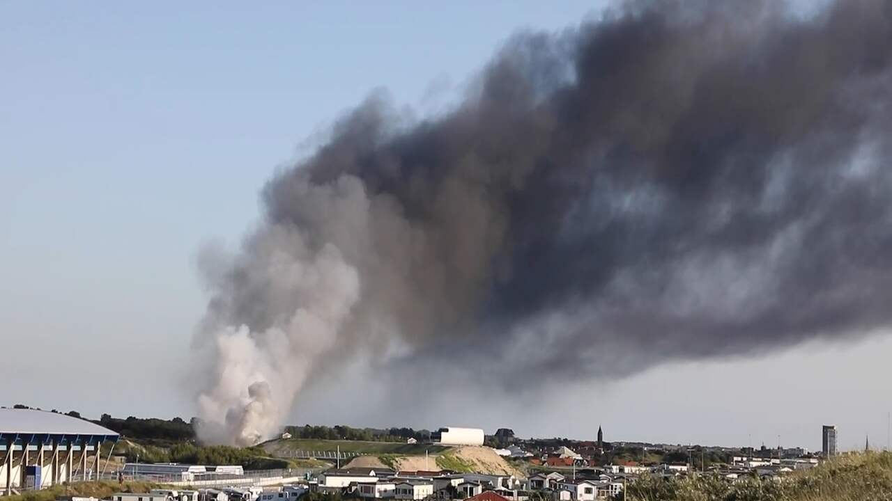 Beeld uit video: Donkere rookwolken door brandende banden in Zandvoort