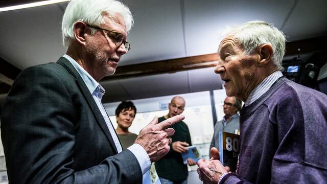 Elfstedentocht-voorzitter Wiebe Wieling (links) met Reinier Paping, die de tocht in 1963 won.