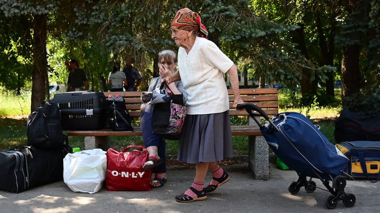 Burgers in Sloviansk wachten op de bus die hen moet evacueren.