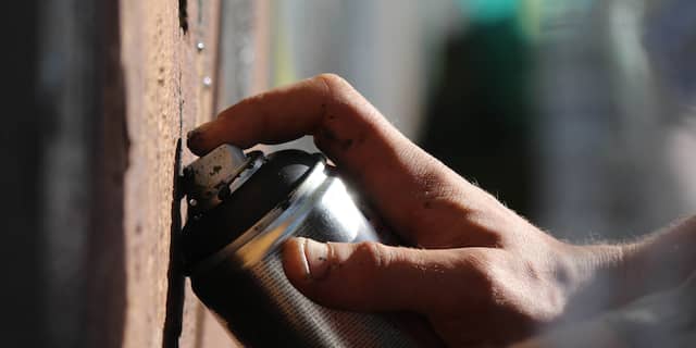BREAK! Gemeente Bodegraven doet aangifte na bekladden gemeentehuis met leus 'Dissel moord' Uiteraard is deze kop ijlings gewijzigd (.)... .