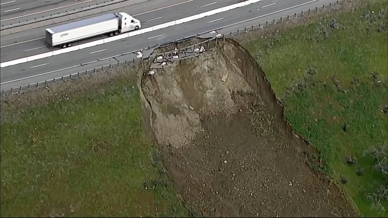 Beeld uit video: Deel van Amerikaanse snelweg ingestort na aardverschuiving